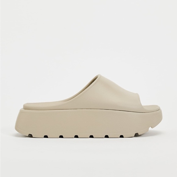 Rubbersized platform sandals - Picture 2 of 5